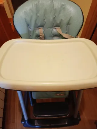 Trona bebé azul y blanca con música