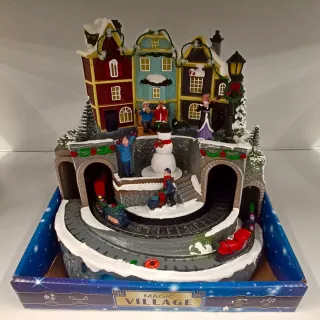 Scena Natalizia Magica con Treno, Luci e Musica