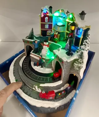 Scena Natalizia Magica con Treno, Luci e Musica