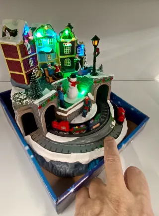 Scena Natalizia Magica con Treno, Luci e Musica