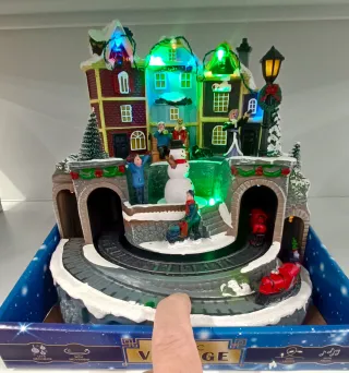 Scena Natalizia Magica con Treno, Luci e Musica