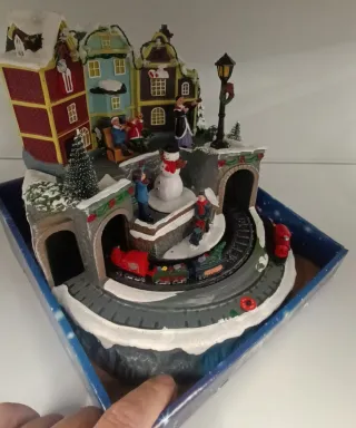 Scena Natalizia Magica con Treno, Luci e Musica