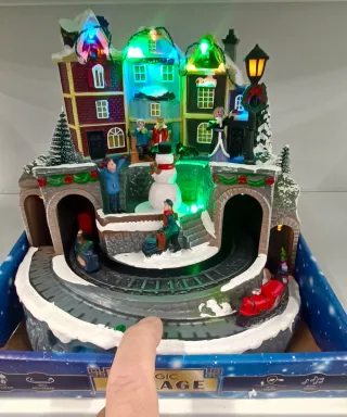 Scena Natalizia Magica con Treno, Luci e Musica