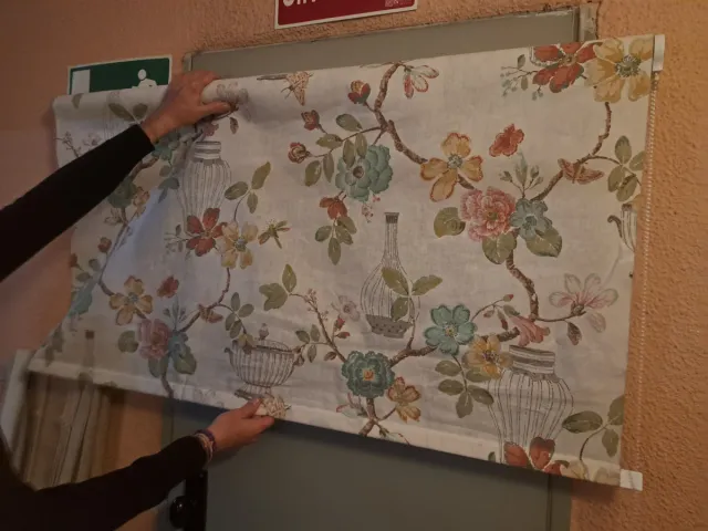 Estor enrollable estampado flores.