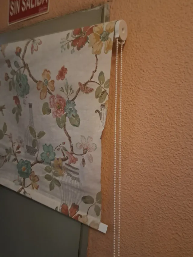 Estor enrollable estampado flores.