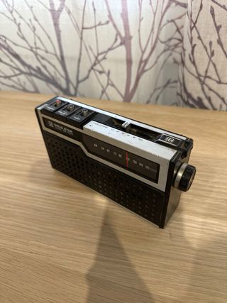 Radio GoldStar RF-1011 AM/FM Plata y Negro