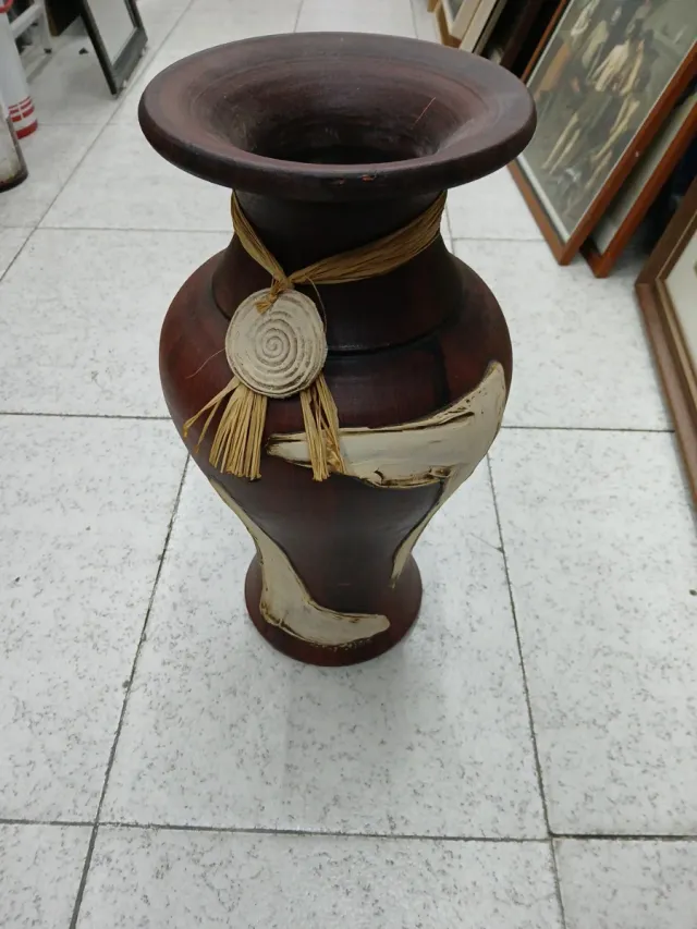 Jarrón de cerámica marrón con detalles