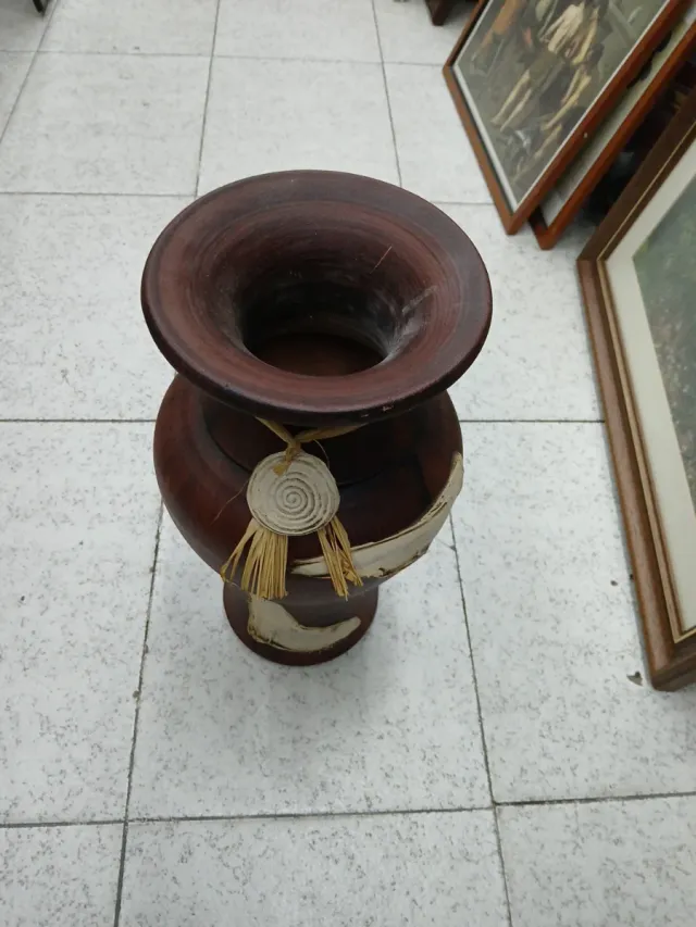 Jarrón de cerámica marrón con detalles