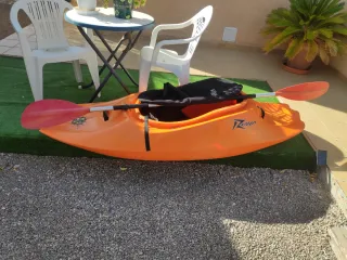 Piragua naranja con pala