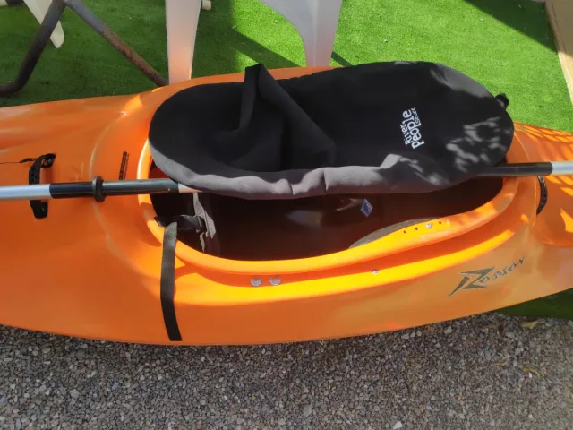 Piragua naranja con pala