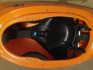 Piragua naranja con pala