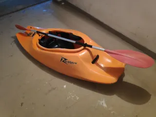 Piragua naranja con pala