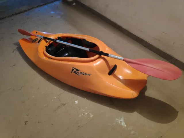 Piragua naranja con pala