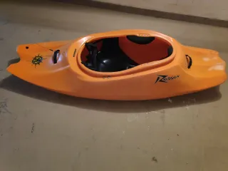 Piragua naranja con pala