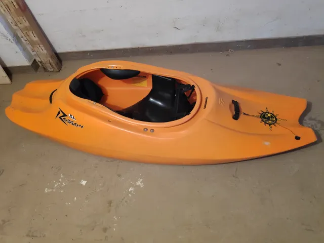 Piragua naranja con pala