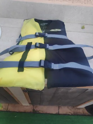 Piragua naranja con pala