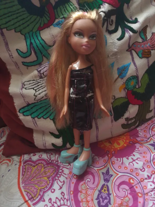 Muñeca Bratz rubia con vestido negro última oferta