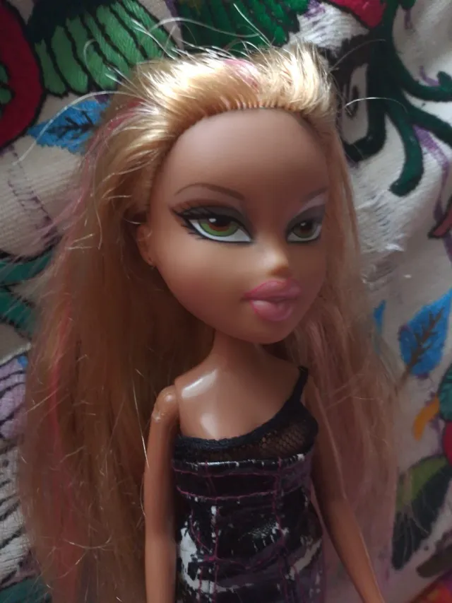 Muñeca Bratz rubia con vestido negro última oferta