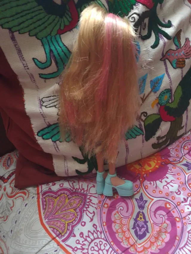 Muñeca Bratz rubia con vestido negro última oferta