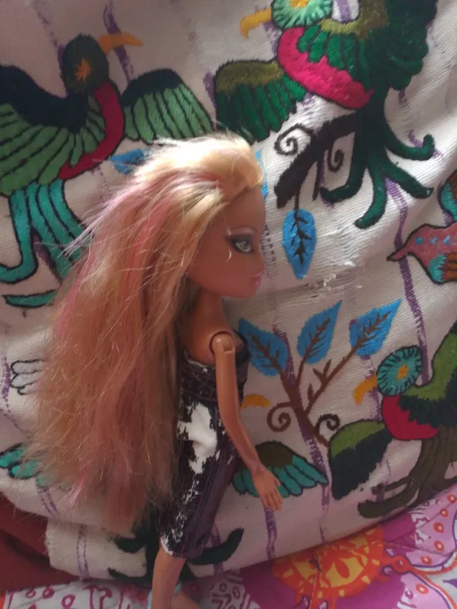 Muñeca Bratz rubia con vestido negro última oferta