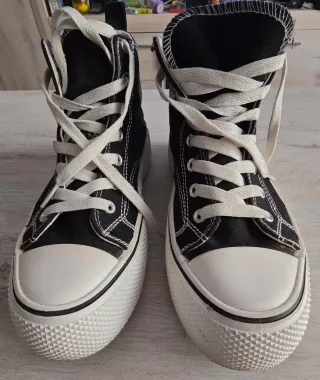 Zapatillas altas negras / escucho oferta