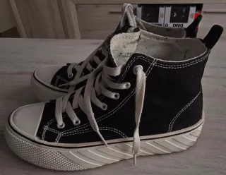 Zapatillas altas negras / escucho oferta