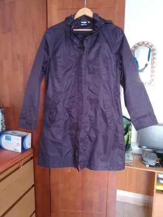 Chubasquero morado con capucha