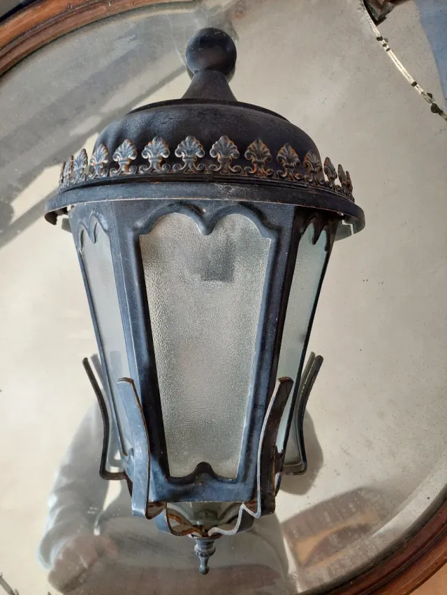 Farol antiguo de metal y cristal