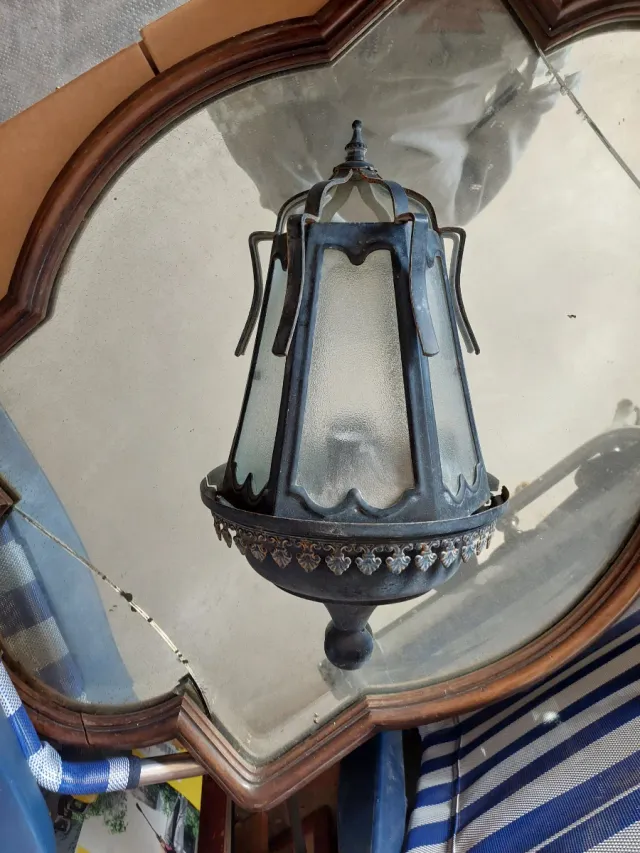 Farol antiguo de metal y cristal