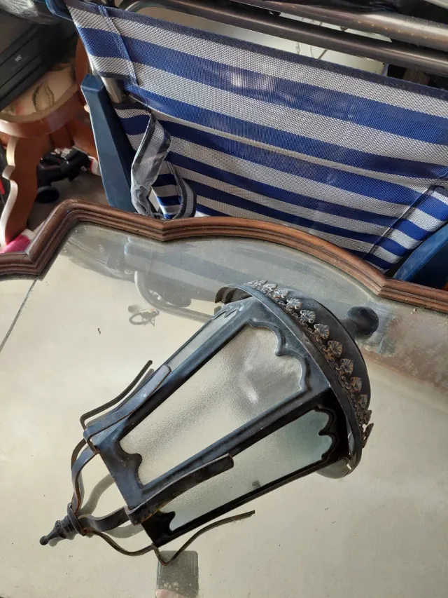 Farol antiguo de metal y cristal