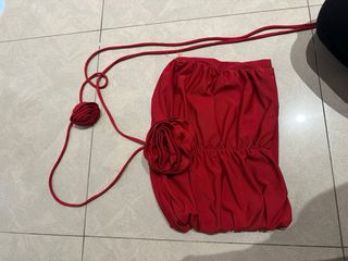 Top rojo con rosa y choker