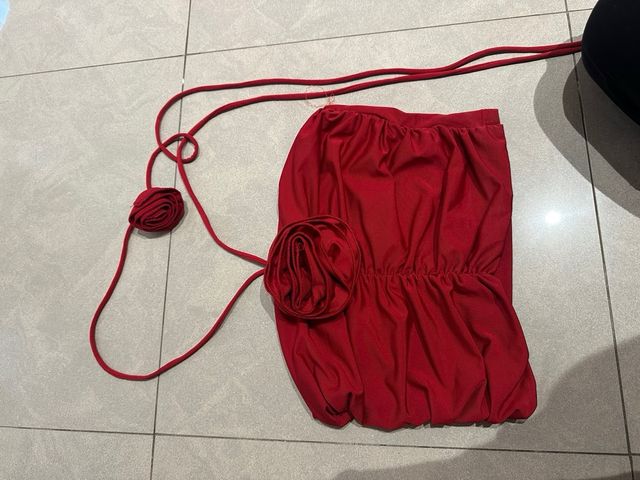 Top rojo con rosa y choker