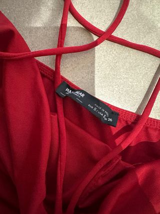 Top rojo con rosa y choker