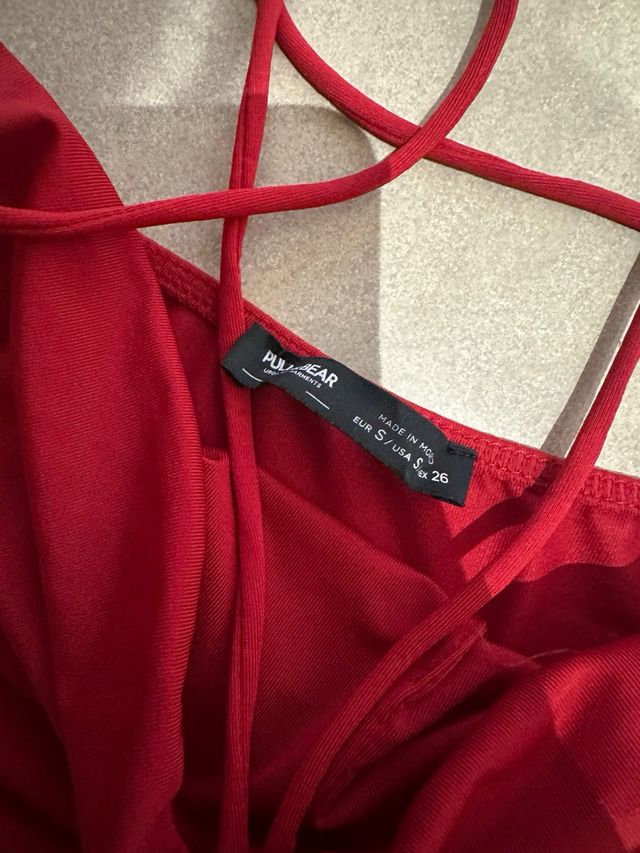 Top rojo con rosa y choker