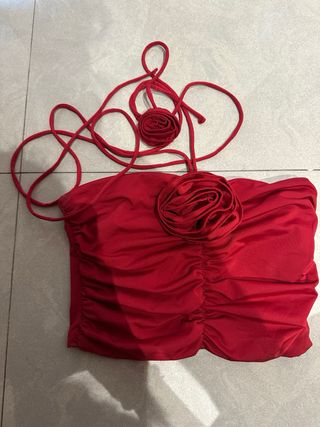 Top rojo con rosa y choker