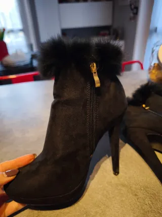 Stivaletti neri con pelo tacco 12