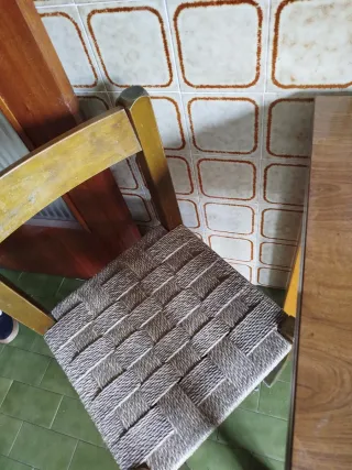 Mesa regalo(se abre) y 2 Sillas Madera buen estad