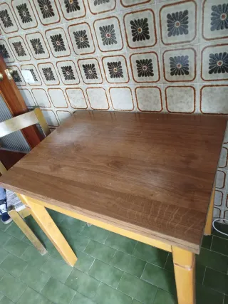 Mesa regalo(se abre) y 2 Sillas Madera buen estad