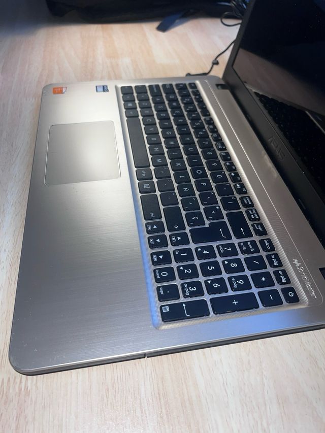 Portátil Asus F540Y + Caja