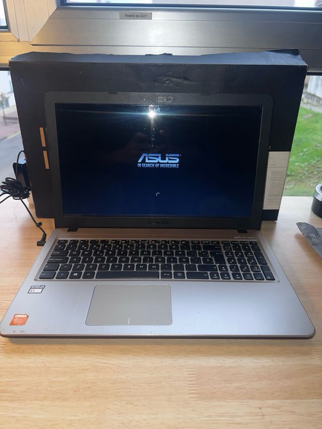 Portátil Asus F540Y + Caja