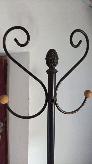 Perchero de forja negro y madera.