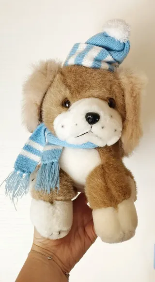 Peluche cane con cappello e sciarpa