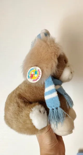 Peluche cane con cappello e sciarpa