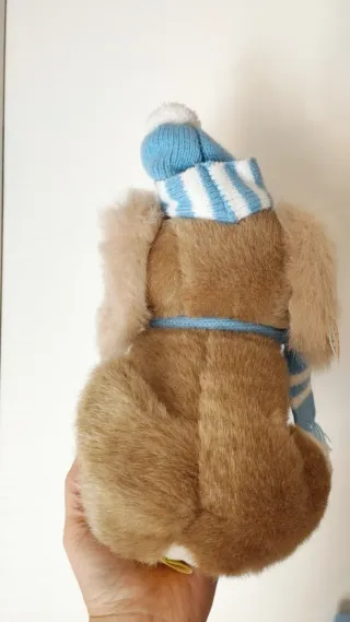 Peluche cane con cappello e sciarpa