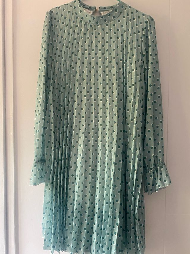 Vestido verde con lunares