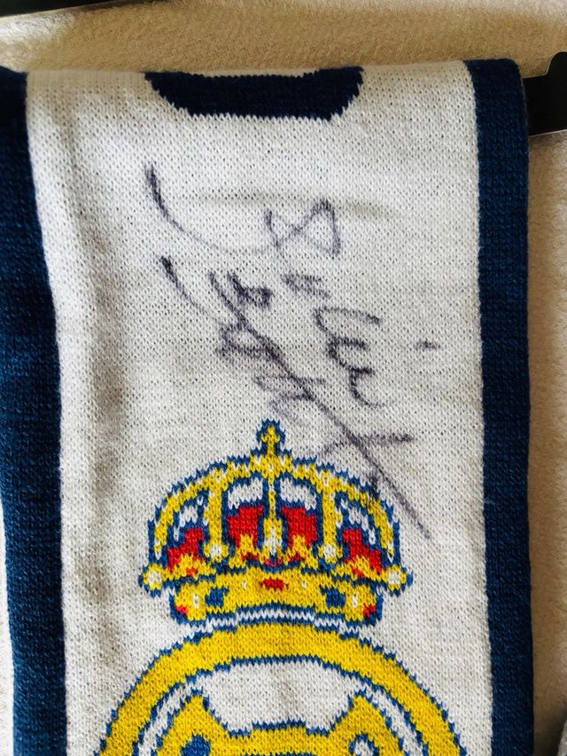 Bufanda Real Madrid firmada por Julio Baptista