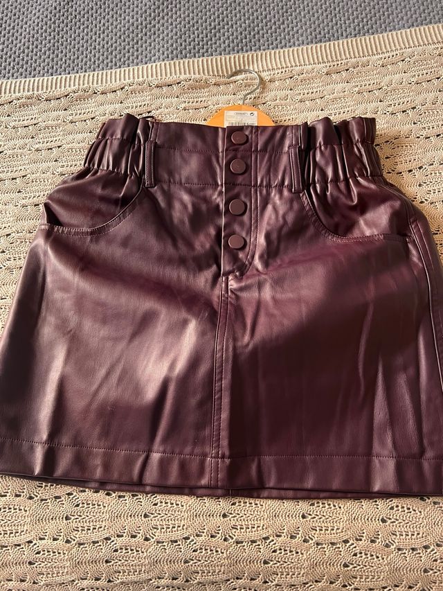 Falda efecto piel botones granate Zara S