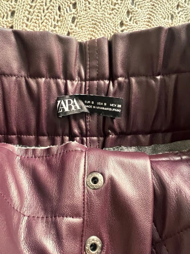 Falda efecto piel botones granate Zara S