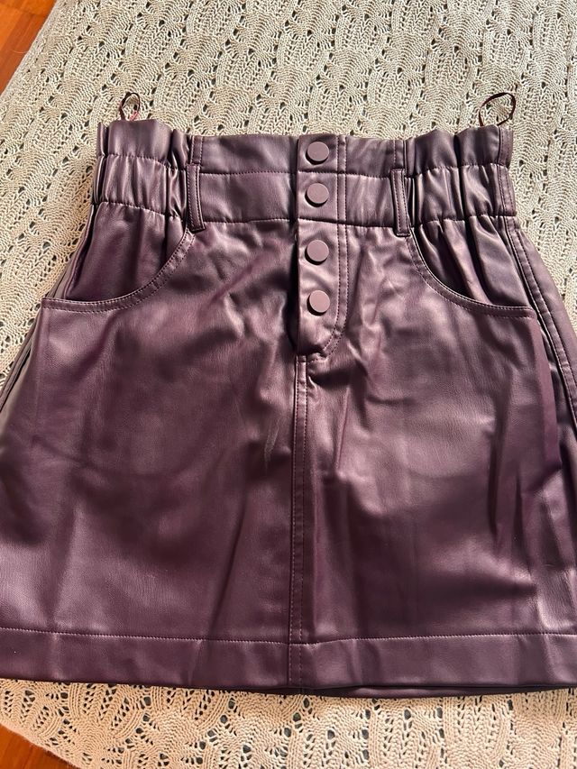 Falda efecto piel botones granate Zara S