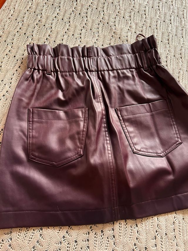 Falda efecto piel botones granate Zara S